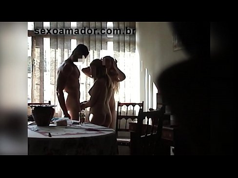 ❤️ Οι φίλοι του σεξ προσκαλούν έναν γιγαντιαίο άνδρα και ένα τρίο μαζί του ️  στο el.xxxshake.ru ️